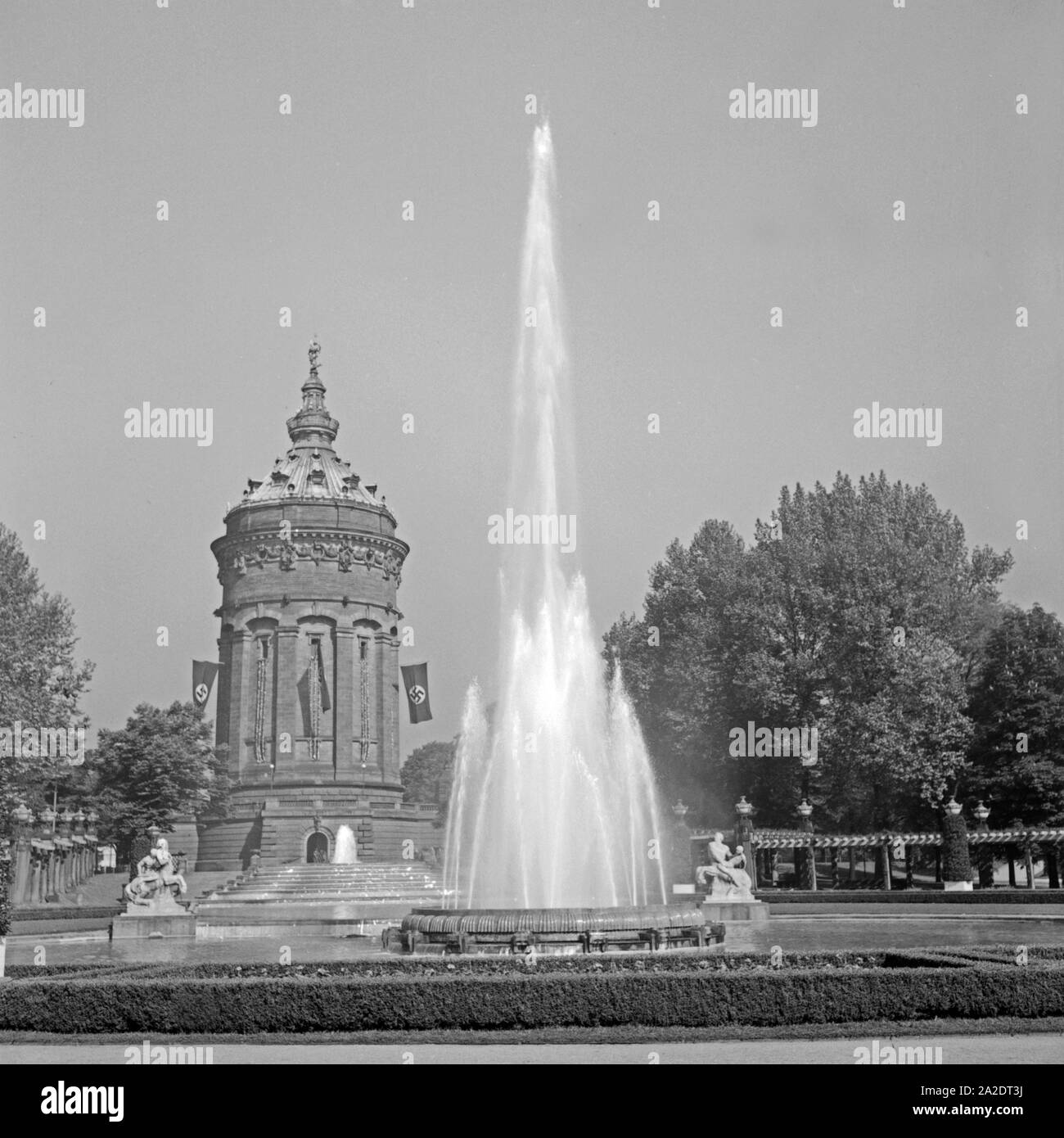 Der Wasserturm mit Springbrunnen à Mannheim, Deutschland 1930er Jahre. La Mannheim Water tower avec fontaine, Allemagne 1930. Banque D'Images