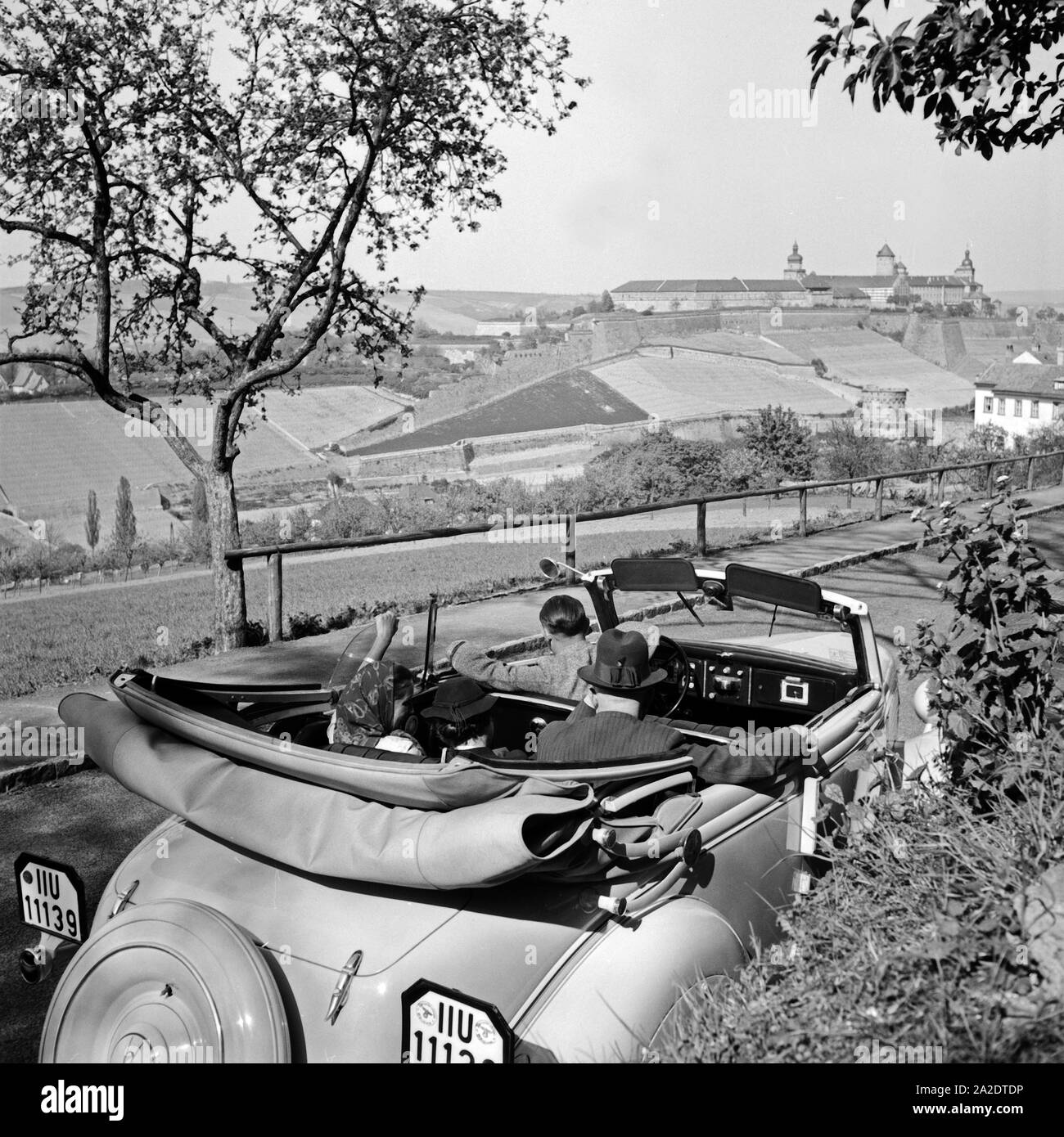 Blick auf die Festung Marienberg à Würzburg, Allemagne, années 1930 er Jahre. Vue de la forteresse de Marienberg à Würzburg, Allemagne 1930. Banque D'Images