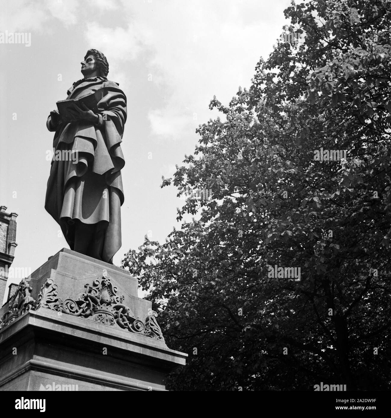 Auf dem Schillerdenkmal Schillerplatz à Mayence, Deutschland 1930 er Jahre. Monument à Schiller Schillerplatz square à Mainz, Allemagne 1930. Banque D'Images
