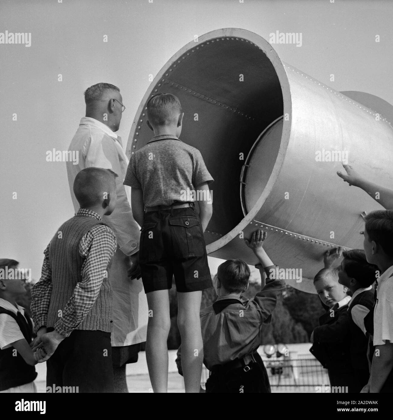 Eines der jungen aus der am Besucherguppe Teleskop auf dem Dach der Sternwarte Berlin Treptow, Deutschland 1930er Jahre. L'un des garçons du groupe de visiteurs au télescope sur le toit de l'Observatoire de Berlin Treptow, Allemagne 1930. Banque D'Images