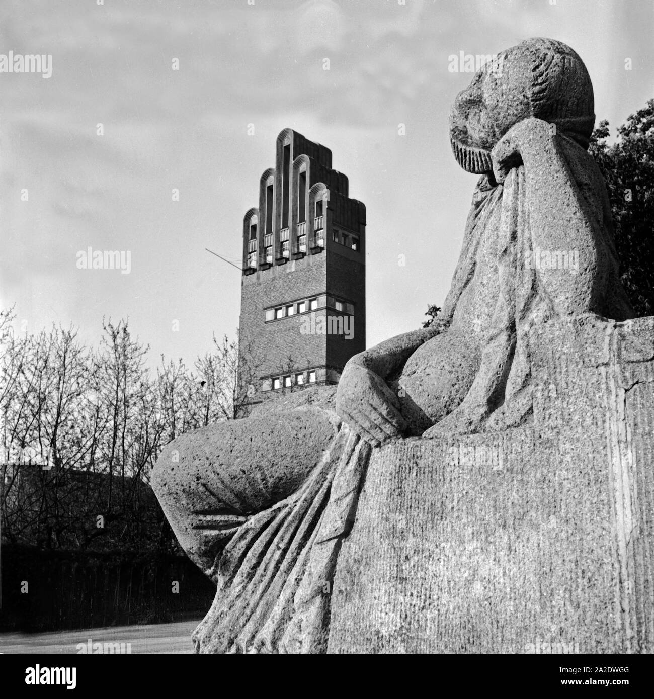 Der Hochzeitsturm auf der Mathildenhöhe de Darmstadt, Deutschland 1930 er Jahre. La tour Hochzeitsturm Mathildenhoehe à hauteurs à Darmstadt, Allemagne 1930. Banque D'Images