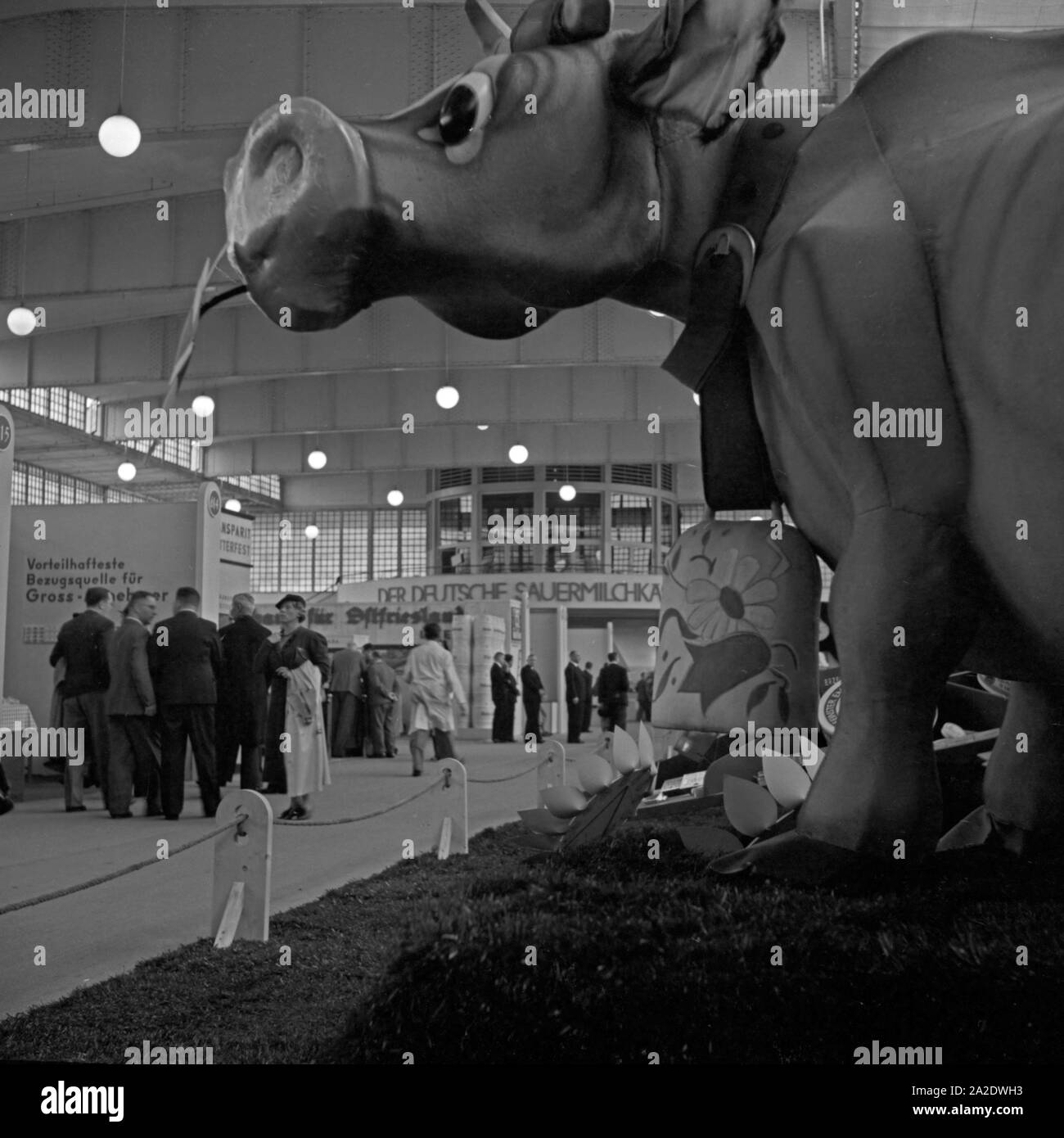 Spazieren Besucher durch die Ausstellung Ausstellungshallen der Internationalen Milchwirtschaftlichen 1937 à Berlin, Deutschland 1930 er Jahre. Visiteurs en flânant dans les salles d'exposition à l'exposition internationale de l'industrie laitière en 1937 Berlin, Allemagne 1930. Banque D'Images