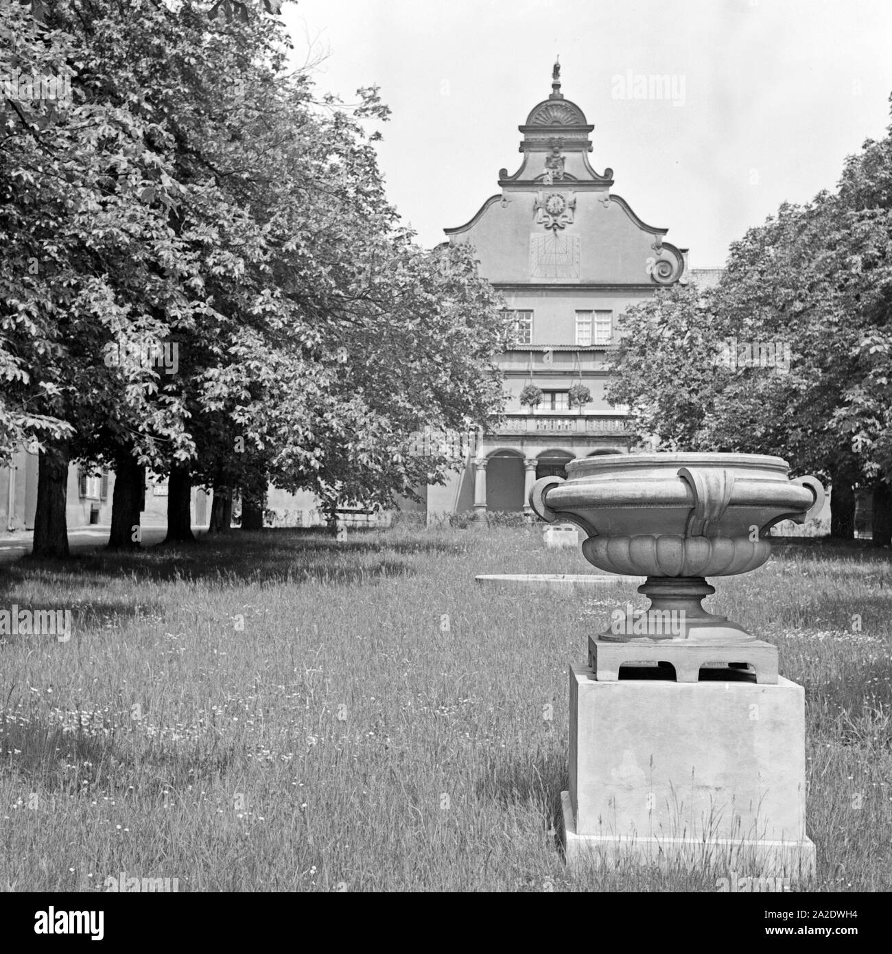 Im Garten vom Jagdschlo im Norden von Kranichstein Darmstadt, Deutschland 1930 er Jahre. Dans les jardins du pavillon de chasse dans le Nord de Kranichstein Darmstadt, Allemagne 1930. Banque D'Images