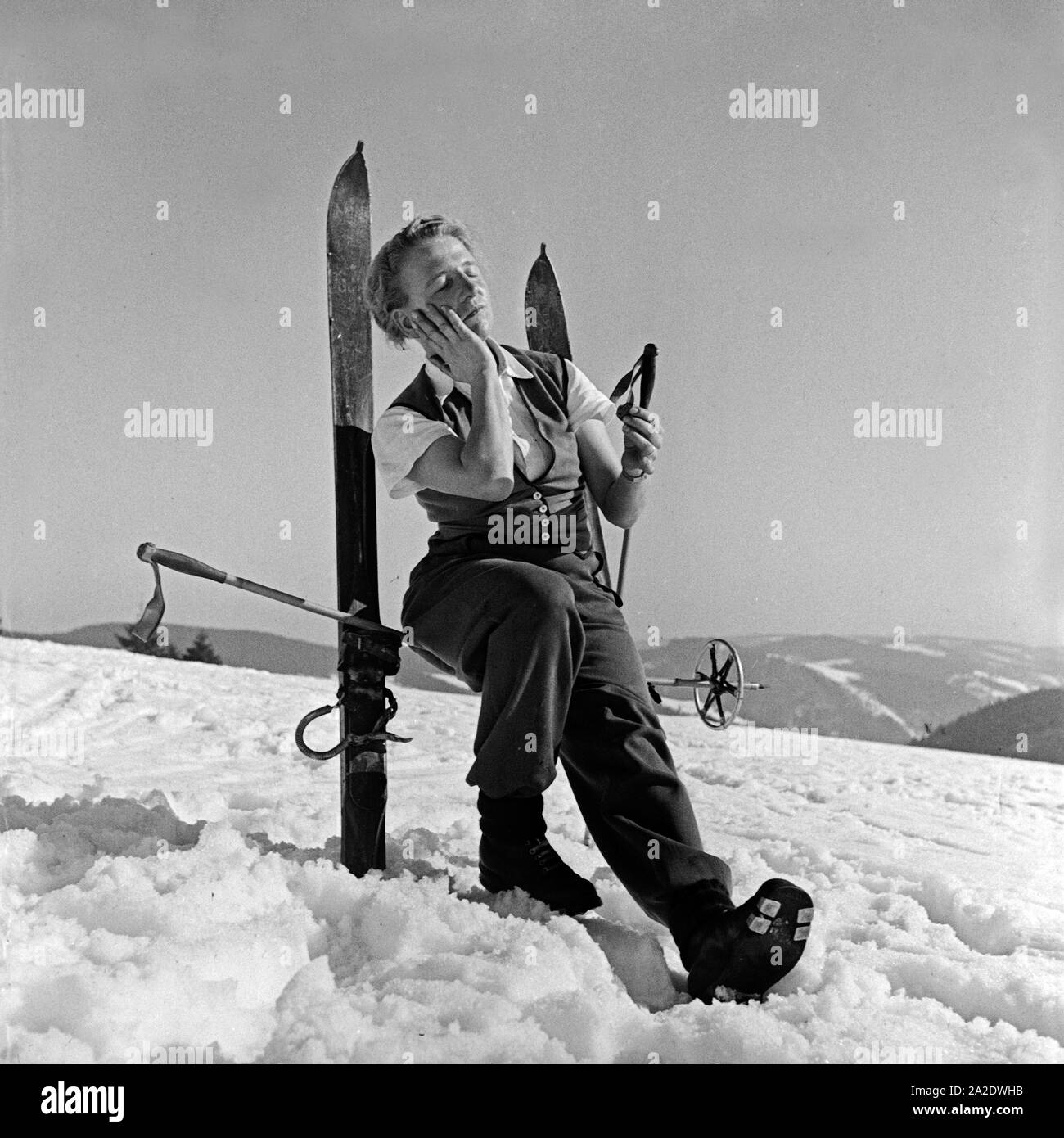 Eine Skiläuferin Sonnencreme benutzen, Deutschland 1930er Jahre.une crème  solaire à l'aide de tourisme ski avant le bronzage, Allemagne 1930 Photo  Stock - Alamy