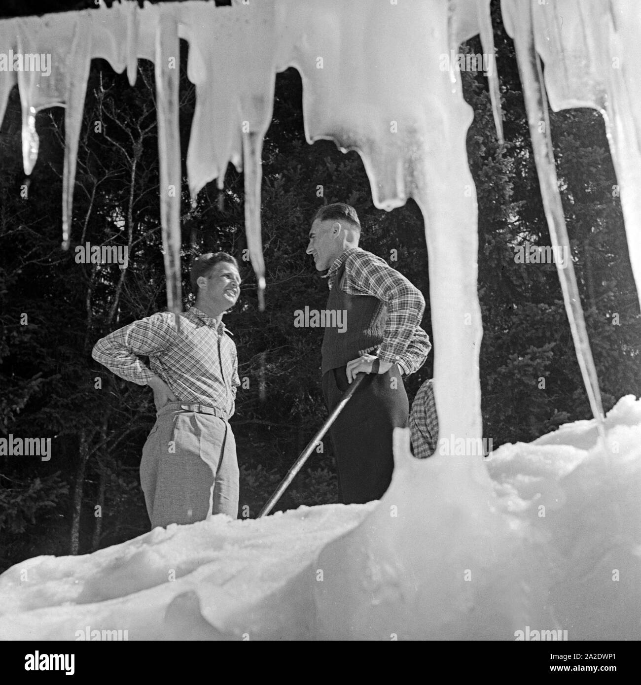 Zwei Skiläufer bei einer Unterhaltung, Deutschland 1930er Jahre. Deux touristes de ski chat, Allemagne 1930. Banque D'Images