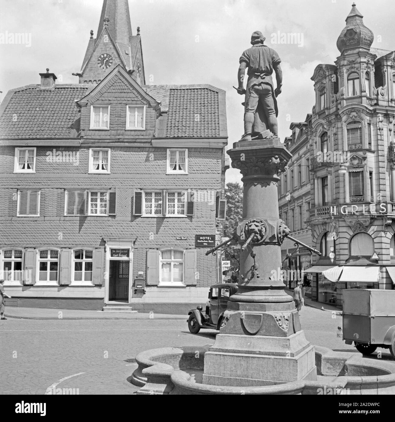 Blick auf die Gaststätte 'IM' Jägerhof Carl von Schaaf und das Denkmal des tapferen Schmieds Peter Hahn auf dem Alten Markt à Solingen, Allemagne, années 1930 er Jahre. Vue de l'Jaegerhof restaurant et le monument des Braves blacksmith Peter Hahn à l'ancien marché principal de Solingen, Allemagne 1930. Banque D'Images