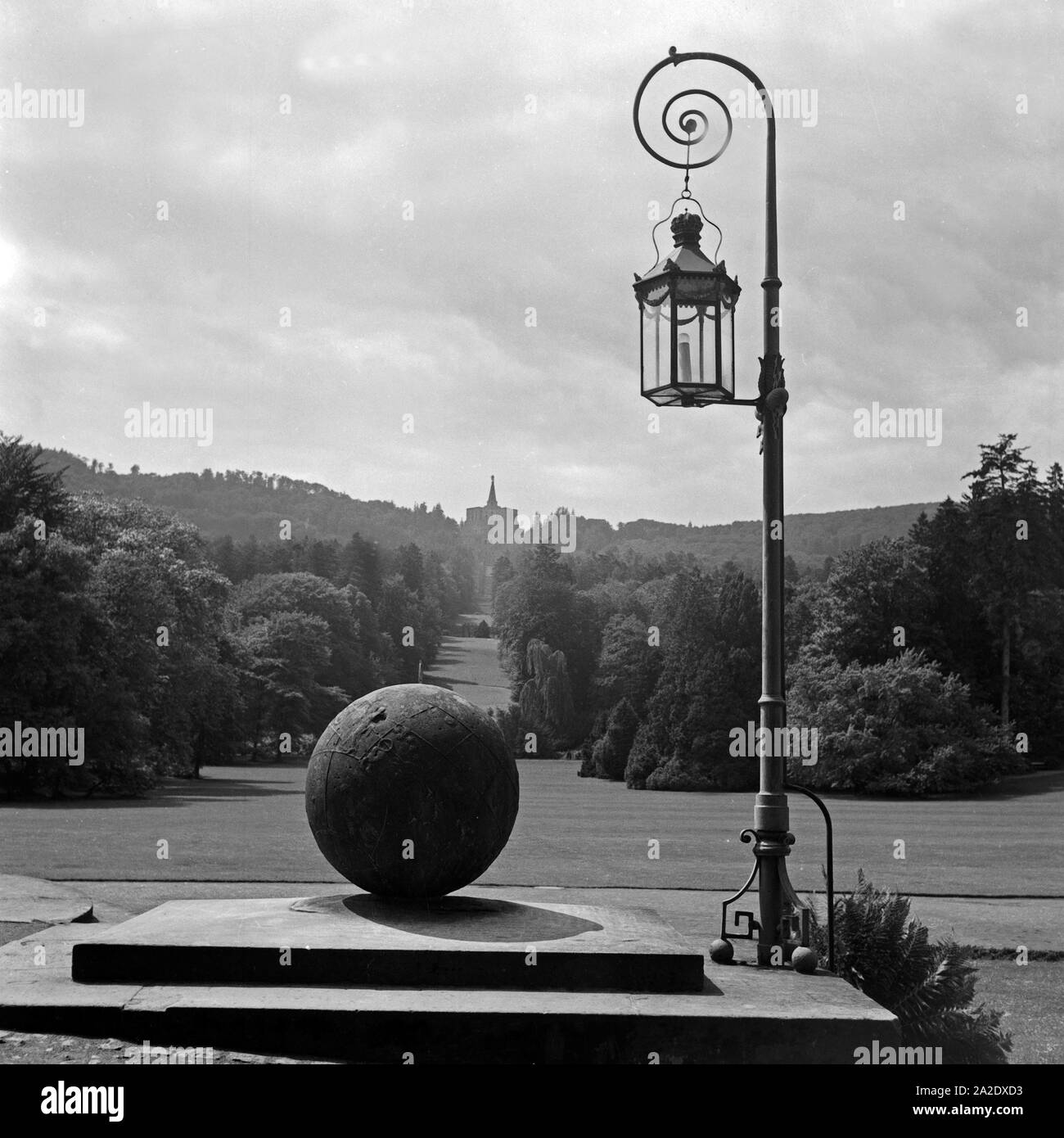 Blick vom Portal des Schlosses Le parc Bergpark Wilhelmshöhe à Kassel auf den 1930er Jahre, Deutschland. Vue depuis la porte à Wilhelmshoehe château du parc à Kassel, Allemagne 1930. Banque D'Images