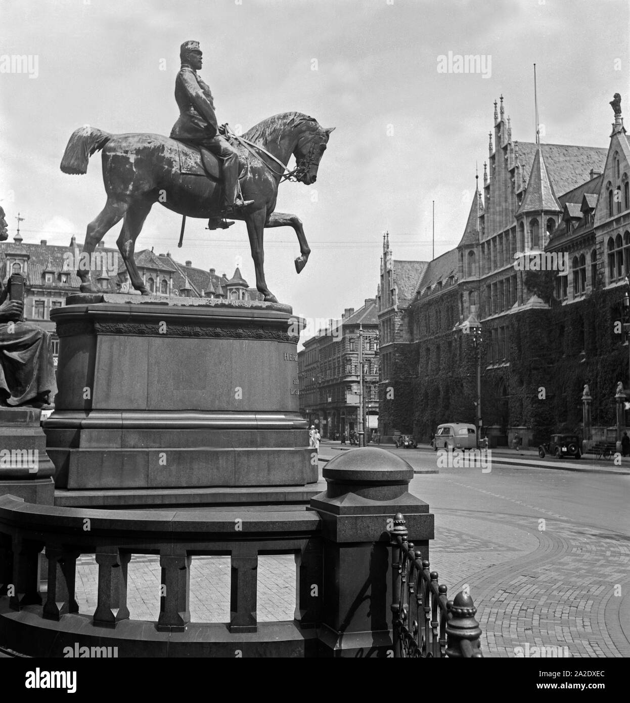 Herzog Wilhelm Das Denkmal auf der Ostseite der Burg Dankwarderode à Braunschweig, Deutschland 1930 er Jahre. Monument du duc Wilhelm à l'est de château Dankwarderode à Braunschweig, Allemagne 1930. Banque D'Images