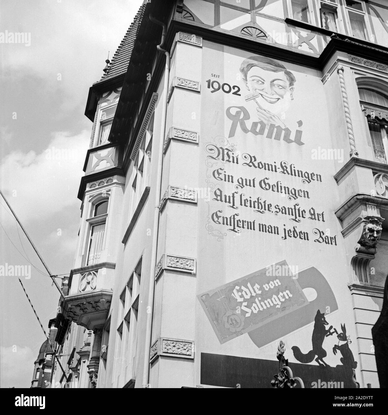 Werbung une einem Haus à Solingen für Romi Rasierklingen, Deutschland 1930 er Jahre. La publicité sur les lames de Romi mur d'une maison à Solingen, Allemagne 1930. Banque D'Images