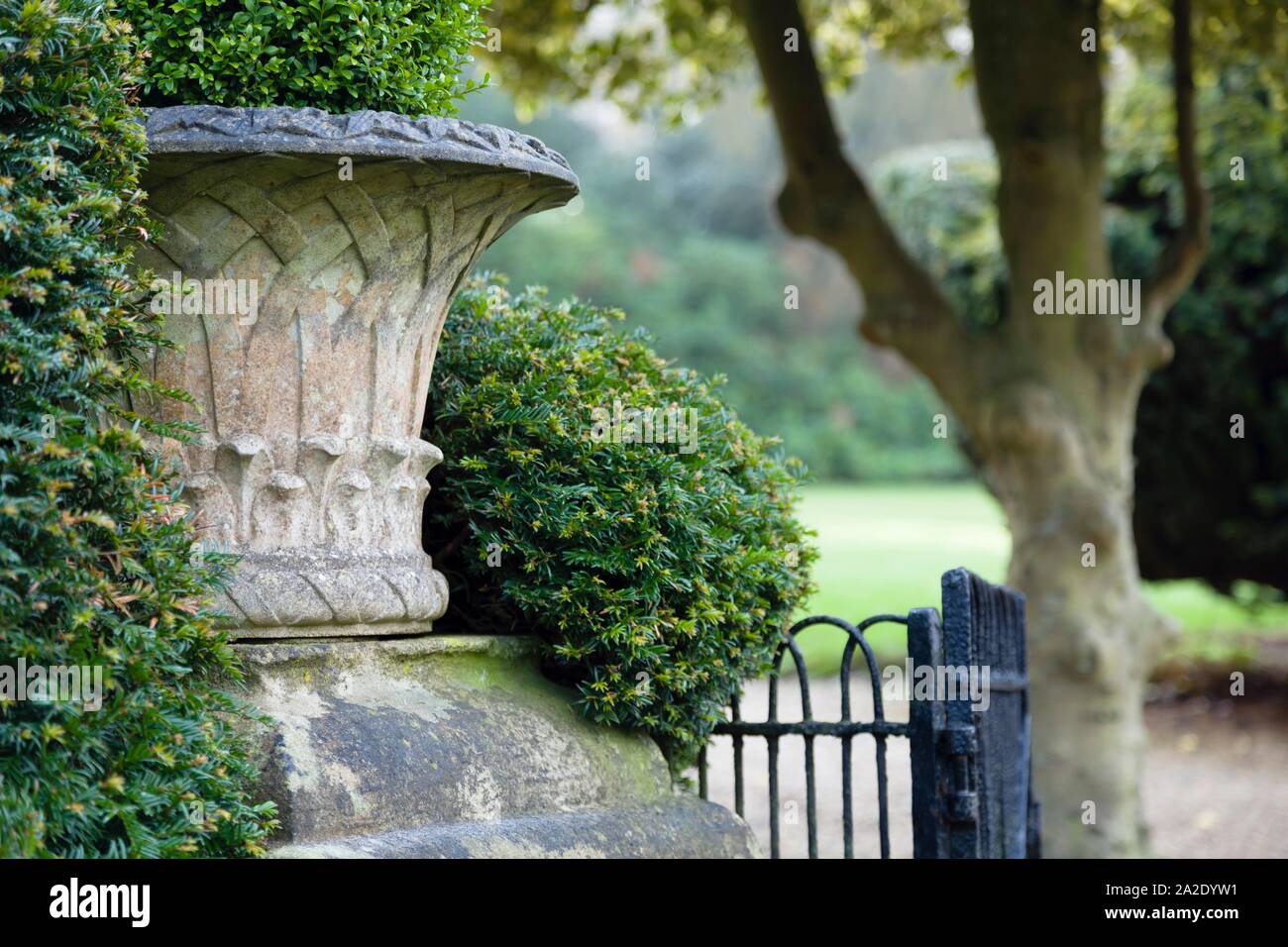 Un jardin anglais avec une urne gothique, UK Banque D'Images
