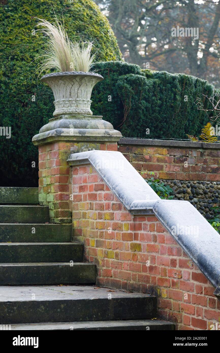 Étapes dans un jardin anglais paysagers officielle en Angleterre, Royaume-Uni Banque D'Images