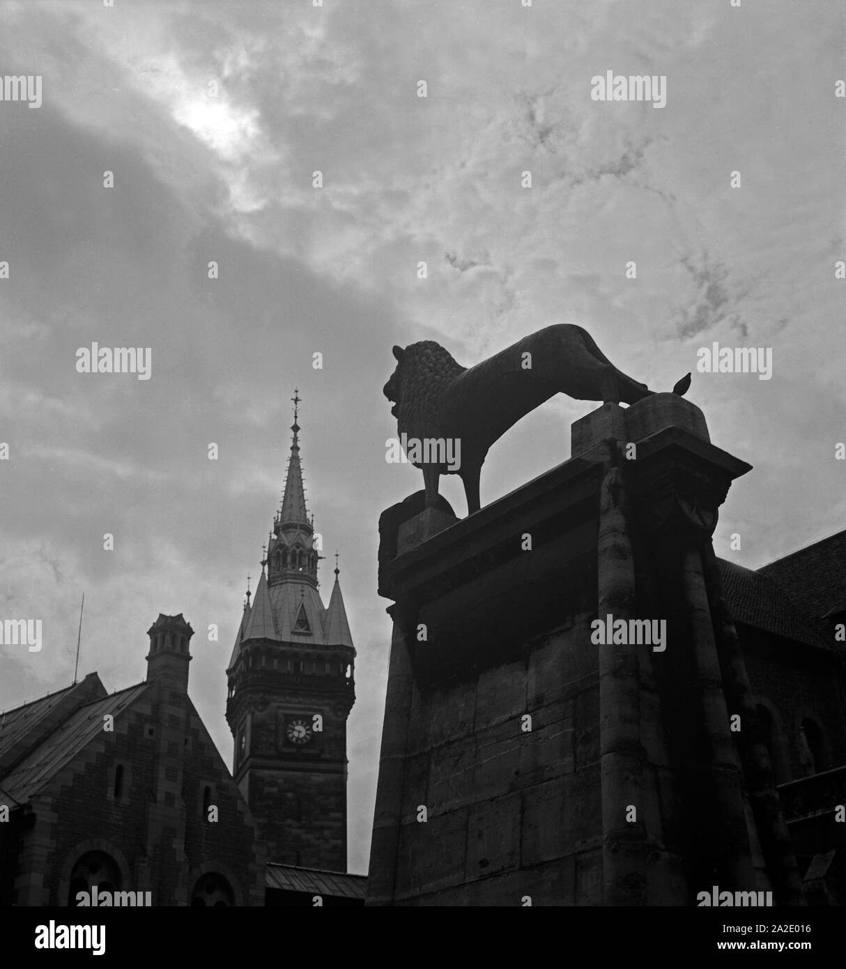 Der Braunschweiger Löwe auf dem Burgplatz à Braunschweig, Deutschland 1930 er Jahre. Le lion comme un point de repère à Burgplatz à Braunschweig, Allemagne 1930. Banque D'Images