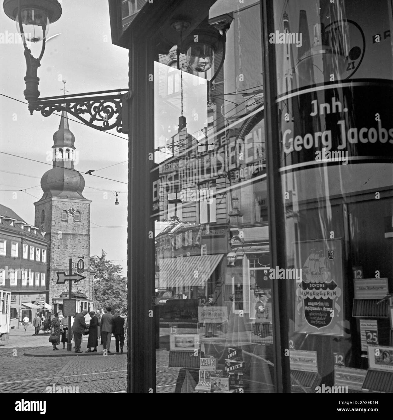 Die evangelische Stadtkirche à Remscheid Lennep spiegelt sich im Schaufenster des Zigarrengeschäfts Mühlensiepen, 1930er Jahre Deutschland. Ville protestante église à Remscheid Lennep reflétant dans la fenêtre d'un bureau de tabac, l'Allemagne des années 1930. Banque D'Images