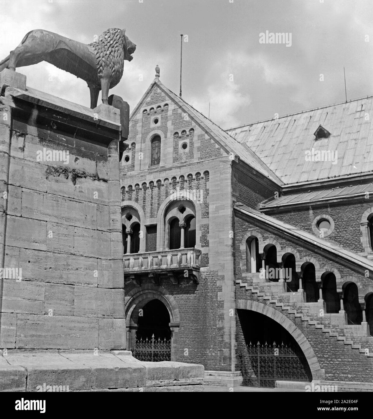 Der Braunschweiger Löwe auf dem Burgplatz, Deutschland 1930er Jahre. Le lion en tant que monument de Braunschweig sur Burgplat square, Allemagne 1930. Banque D'Images