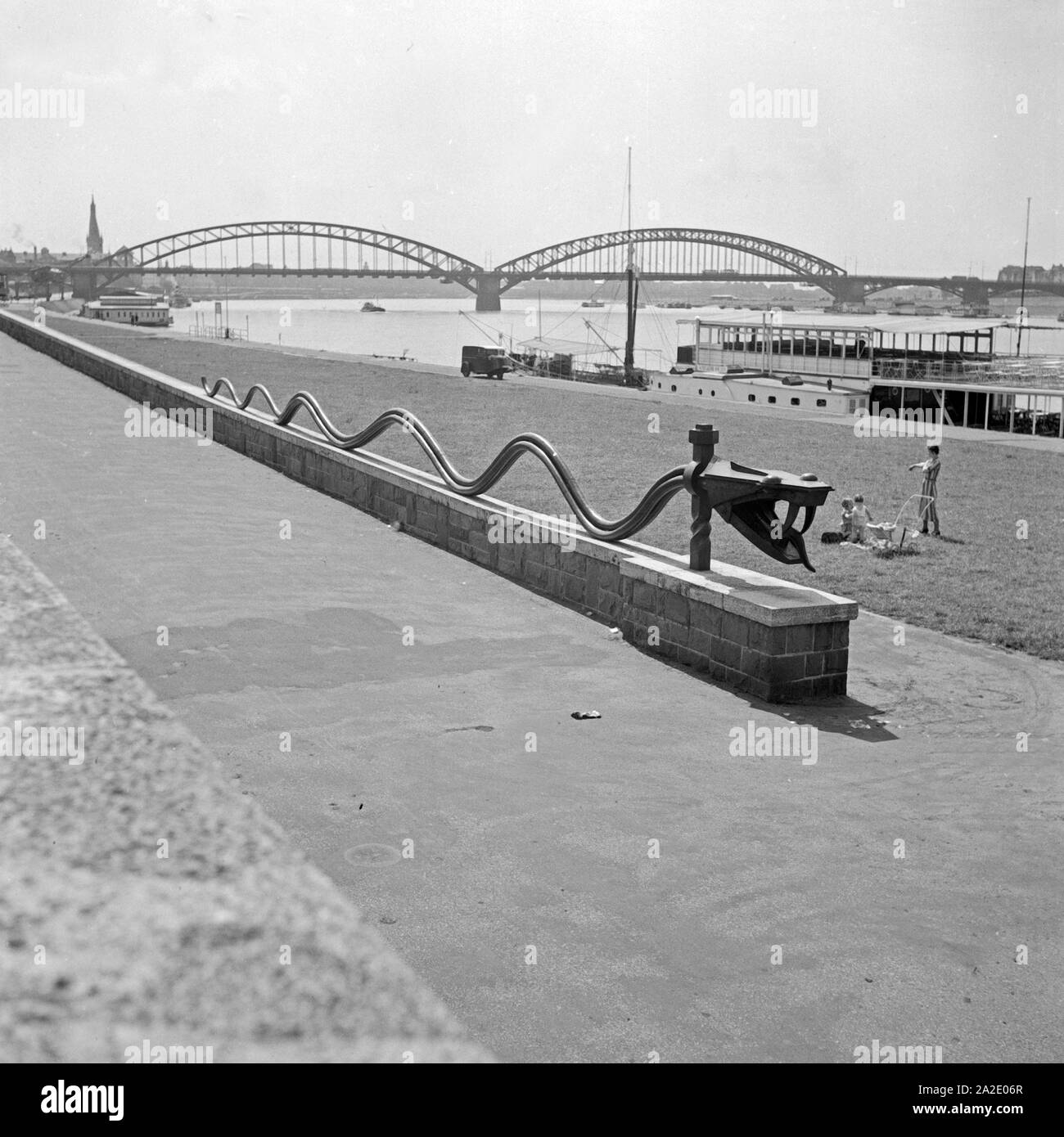 Die Rheinschlange suis Rheinufer à Düsseldorf, Deutschland 1930er Jahre. Rhin sculpture serpent au bord du Rhin à Düsseldorf, Allemagne 1930. Banque D'Images