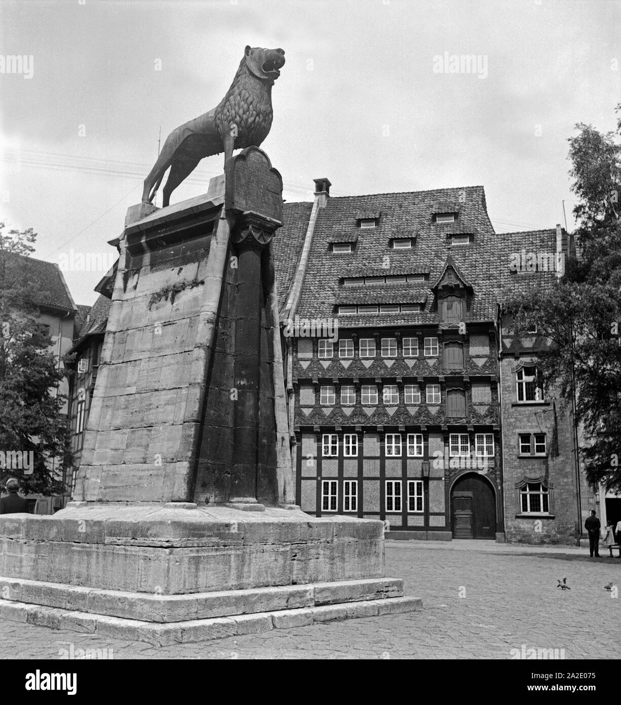 Der Burglöwe von Burg Dankwarderode auf dem Burgplatz à Braunschweig, Deutschland 1930 er Jahre. Le lion comme un point de repère à l'château Dankwarderode à Braunschweig, Allemagne 1930. Banque D'Images