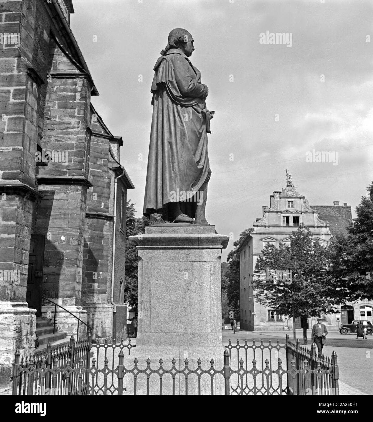 Herderdenkmal Das vor der Herderkirche de Weimar, Deutschland 1930 er Jahre. Monument du poète allemand Johann Gottfried Herder à côté de l'église Herderkirche à Weimar, Allemagne 1930. Banque D'Images