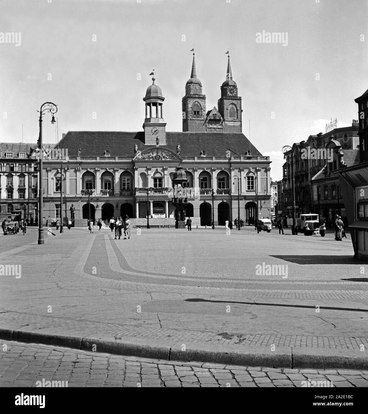 Das Rathaus mit dem Rathausvorplatz Magderburger dem und Reiter à Magdebourg, Deutschland 1930 er Jahre. L'hôtel de ville et sa place avec le Magdeburger Reiter statue à Magdeburg, Allemagne 1930. Banque D'Images