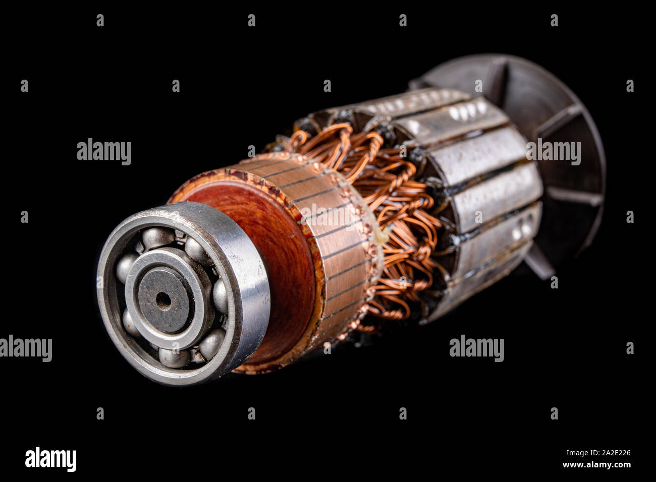 Bouilloire en cuivre du bobinage du moteur. Mécanisme électrique du rotor.  Fond sombre Photo Stock - Alamy