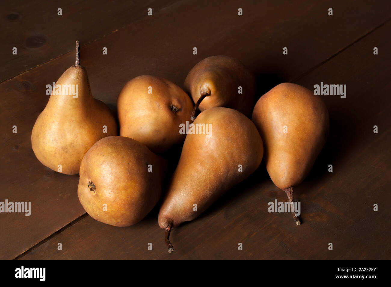 Groupe de poires dans la photographie de la vie STILL chiaroscuro technique, basse-clé photographie de nourriture claire ou sombre, concept de peinture à l'huile Banque D'Images