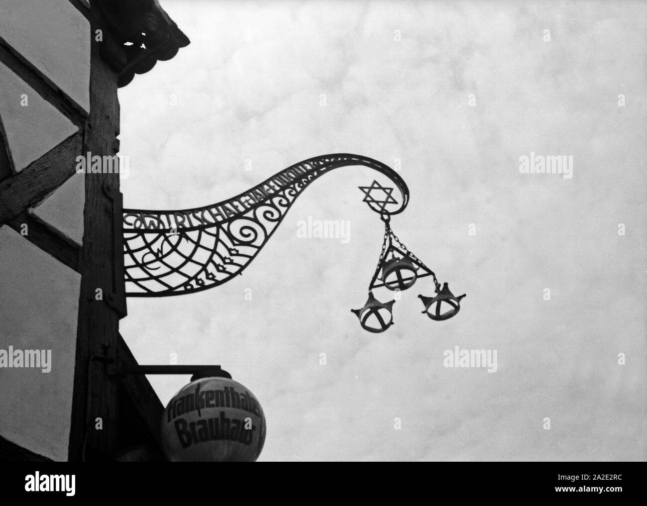 Wirtshausschild Frankenthaler Das zum Brauhaus à Schifferstadt, Deutschland 1930 er Jahre. Le signe avec les symboles de l'Franktenthaler Brauhaus restaurant brasserie à Schifferstadt, Allemagne, 1930. Banque D'Images
