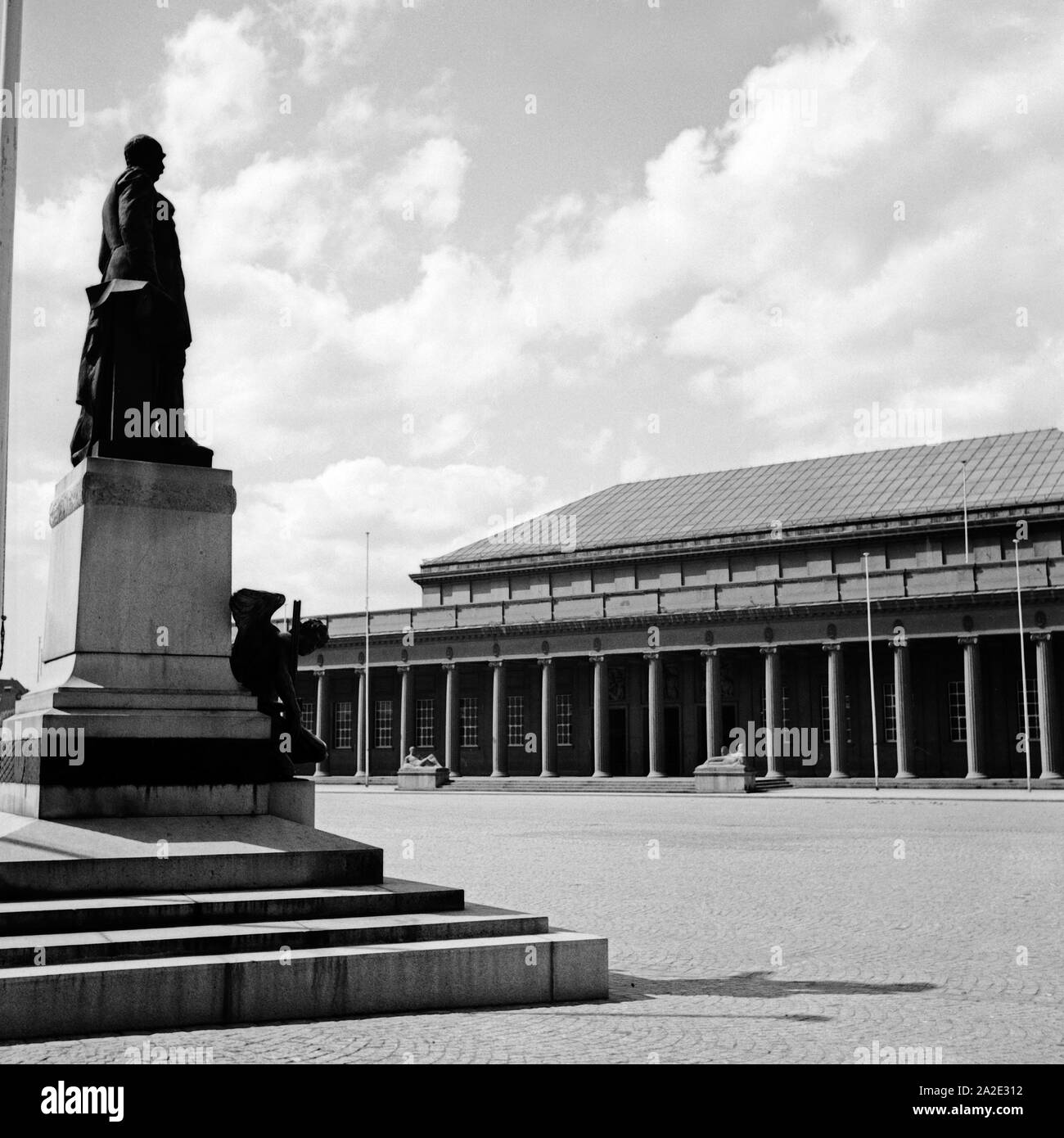 Platz mit Denkmal vor der Ausstellungshalle à Karlsruhe, Deutschland 1930 er Jahre. Square et monument situé en face de la salle d'exposition à Karlsruhe, Allemagne 1930. Banque D'Images