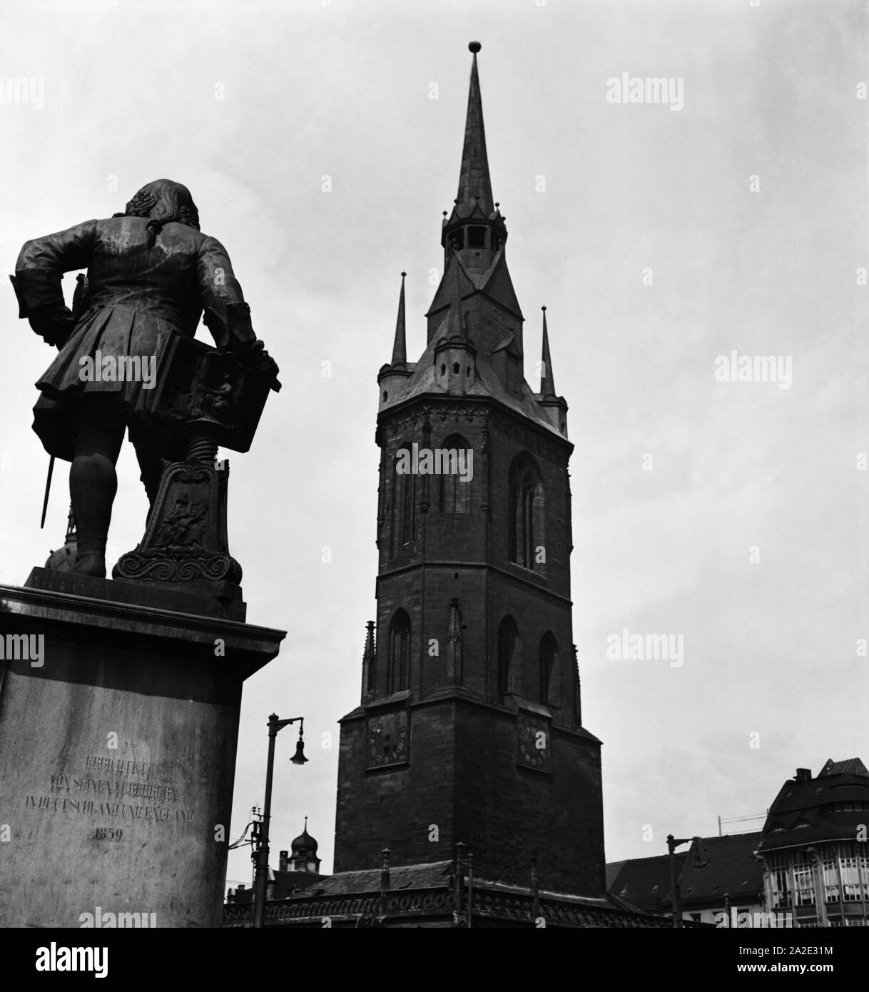 Rückseite des Händel Denkmals und Roter Turm de Halle an der Saale, Allemagne Allemagne Années 1930 er Jahre. L'arrière du monument Haendel et Roter Turm beffroi de la ville de Halle, Allemagne 1930. Banque D'Images