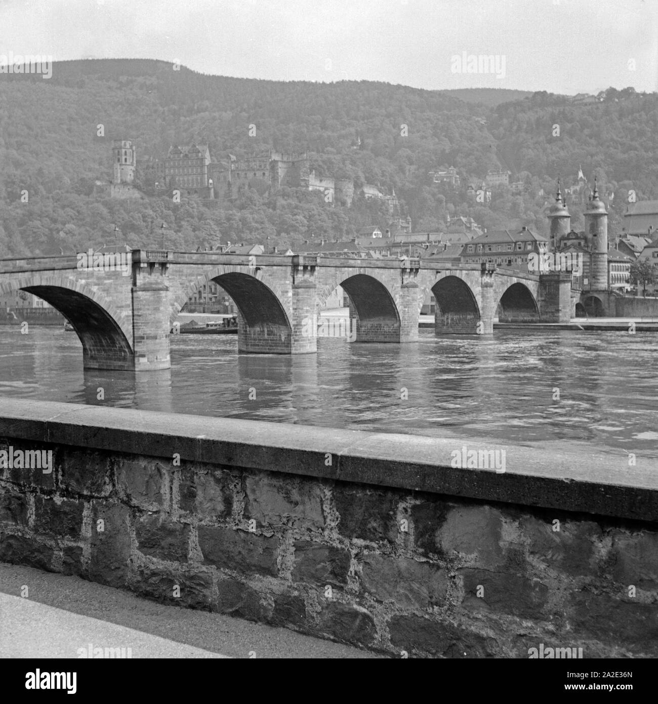 Blick vom gegenüberliegenden Neckarufer auf die alte Brücke und das Schloß von Heidelberg, Deutschland 1930 er Jahre. Avis de th rive opposée du rover de Neckar le vieux pont et le château de Heidelberg, Allemagne 1930. Banque D'Images