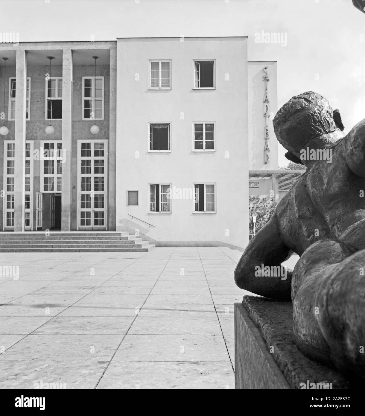 Eingang zum Stadtbad à Chemnitz, Allemagne Allemagne Années 1930 er Jahre. Entrée de la Stadtbad piscine à Chemnitz, Allemagne 1930. Banque D'Images