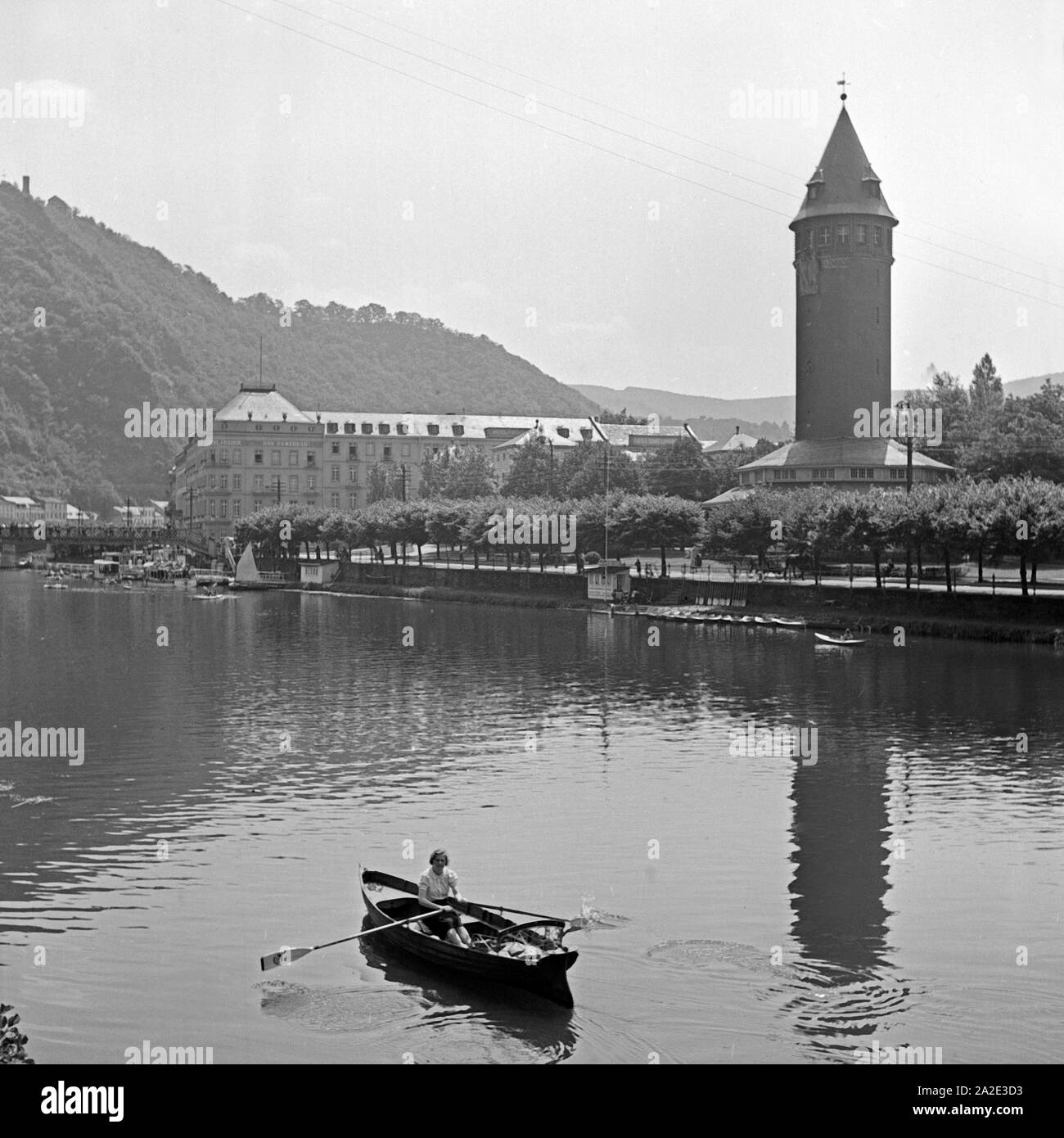 Ruderpartie Quellenturm auf der Lahn suis à Bad Ems, Deutschland 1930 er Jahre. Une femme l'aviron sur la rivière Lahn près du Quellenturm tour de Bad Ems, Allemagne 1930. Banque D'Images