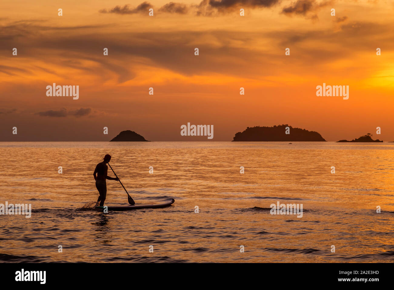 Embarquement sup au coucher du soleil en Thaïlande Banque D'Images