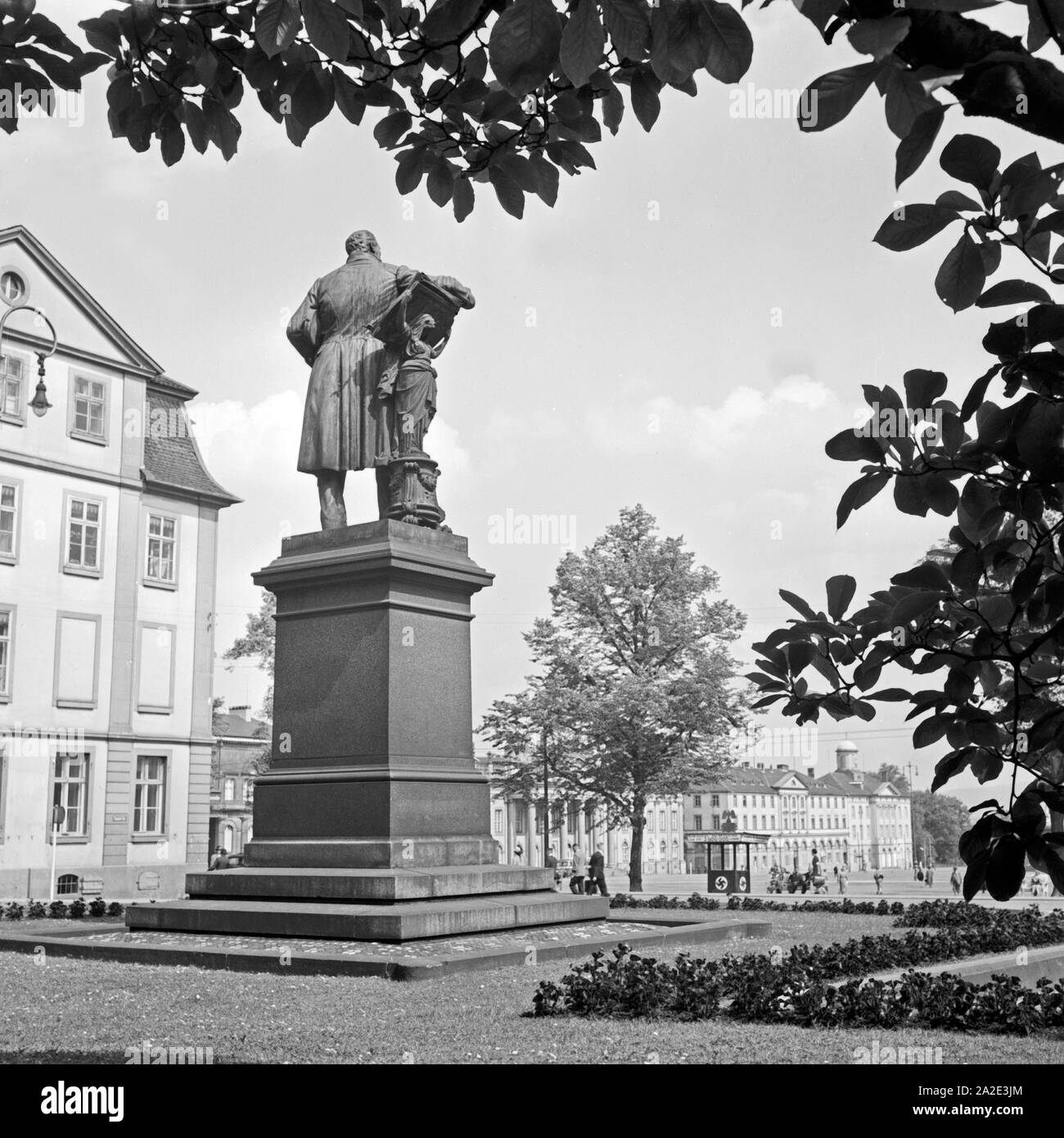 Der Friedrichsplatz in der Innenstadt von Kassel, Deutschland 1930 er Jahre. Friedrichsplatz square au centre-ville de Kassel, Allemagne 1930. Banque D'Images