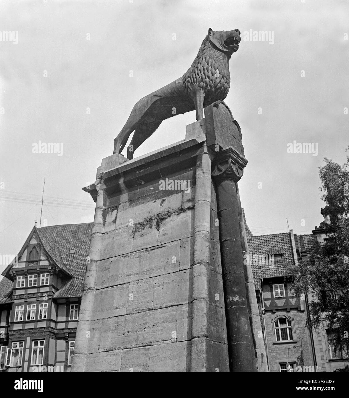 Der Braunschweiger Löwe auf dem Burgplatz à Braunschweig, Deutschland 1930 er Jahre. Le lion comme un point de repère à Burgplatz à Braunschweig, Allemagne 1930. Banque D'Images