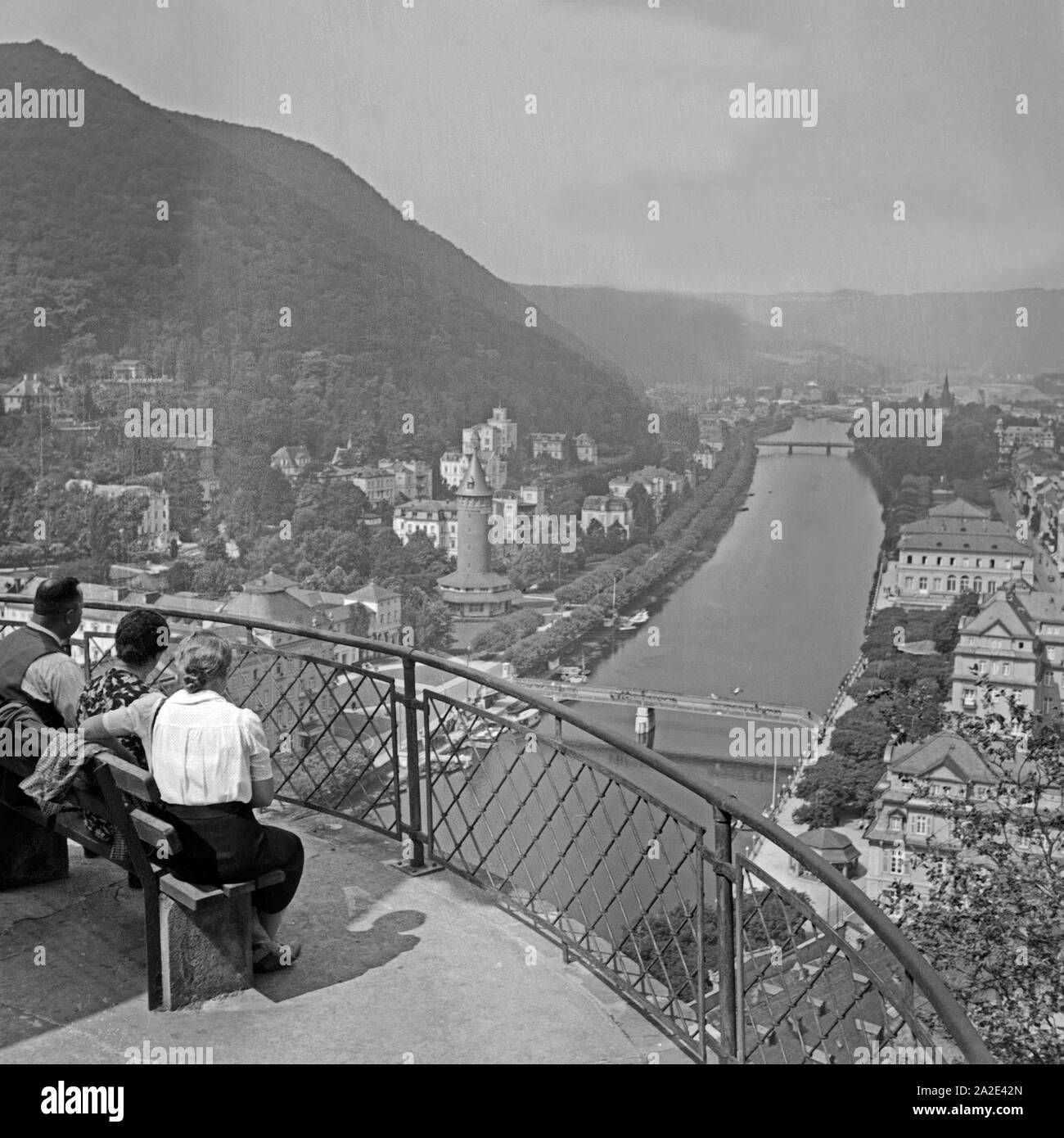 Menschen sitzen auf einer Anhöhe über der Lahn à Bad Ems und die Aussicht genißen, Deutschland 1930. Les gens assis au-dessus de la rive de la rivière Lahn et profiter de la vue à Bad Ems, Allemagne 1930. Banque D'Images