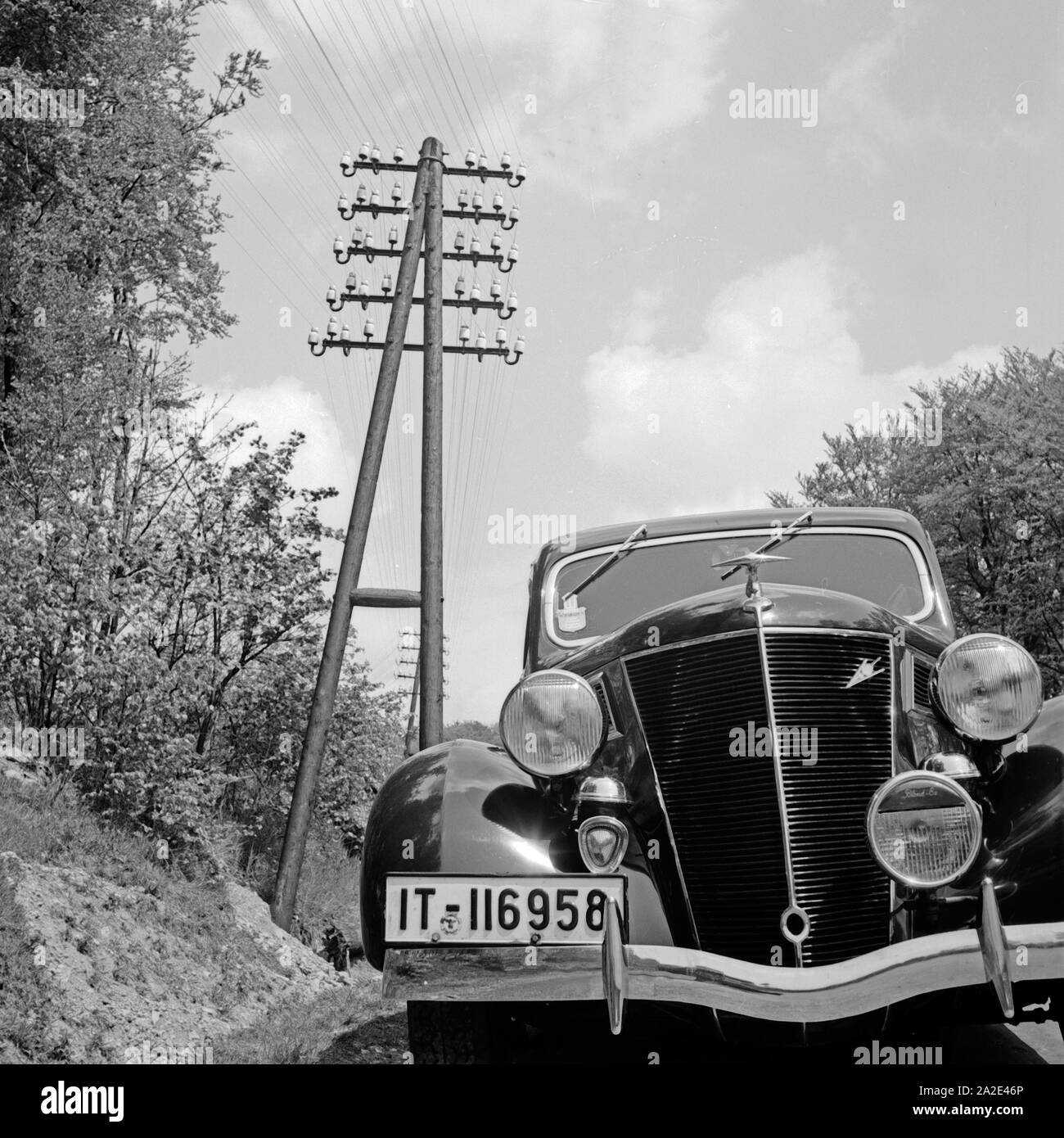 Mit dem Ford V8 unterwegs im Deutschen Reich, Deutschland 1930 er Jahre. La conduite dans le Reich dans une Ford V8, l'Allemagne des années 1930. Banque D'Images
