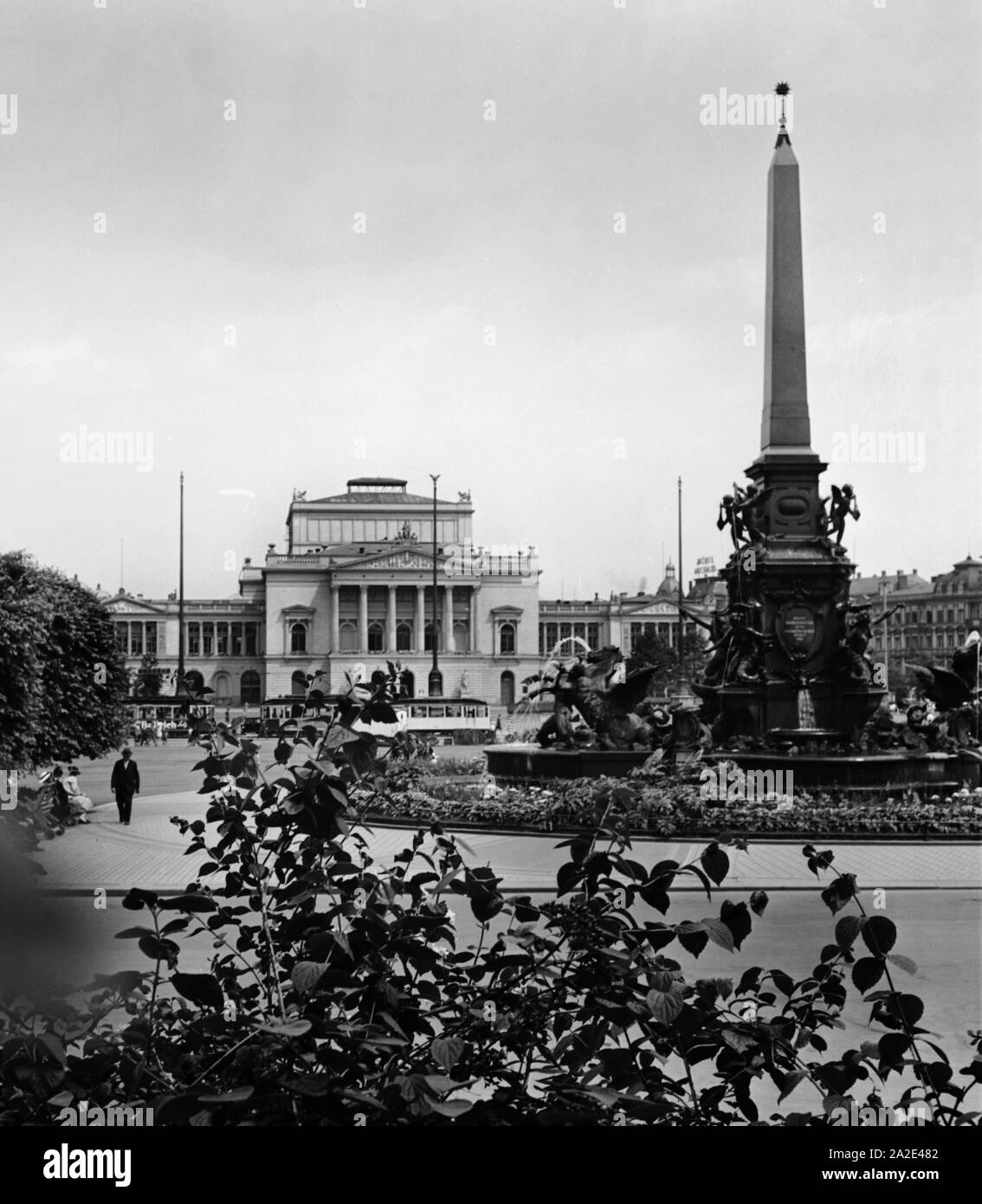 Die Oper mit dem Obelisken auf dem Opernplatz dans Leipzig, Deutschland 1930 er Jahre. L'opéra et la place avec ses obelisc à Leipzig, Allemagne 1930. Banque D'Images