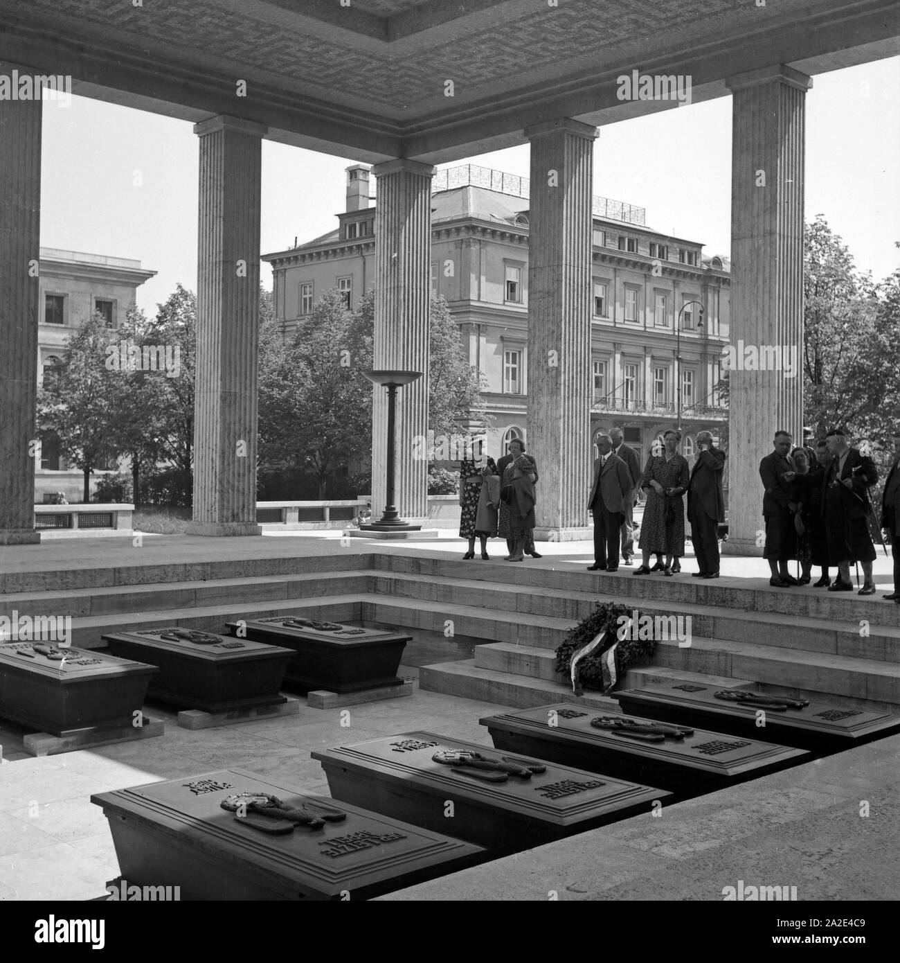 Die Ehrenhalle mit Blick auf das Braune Haus an der Brienner Straße à München, Deutschland 1930er Jahre. Mémorial Nazi avec vue sur la Braunes Haus à Munich, Allemagne 1930. Banque D'Images