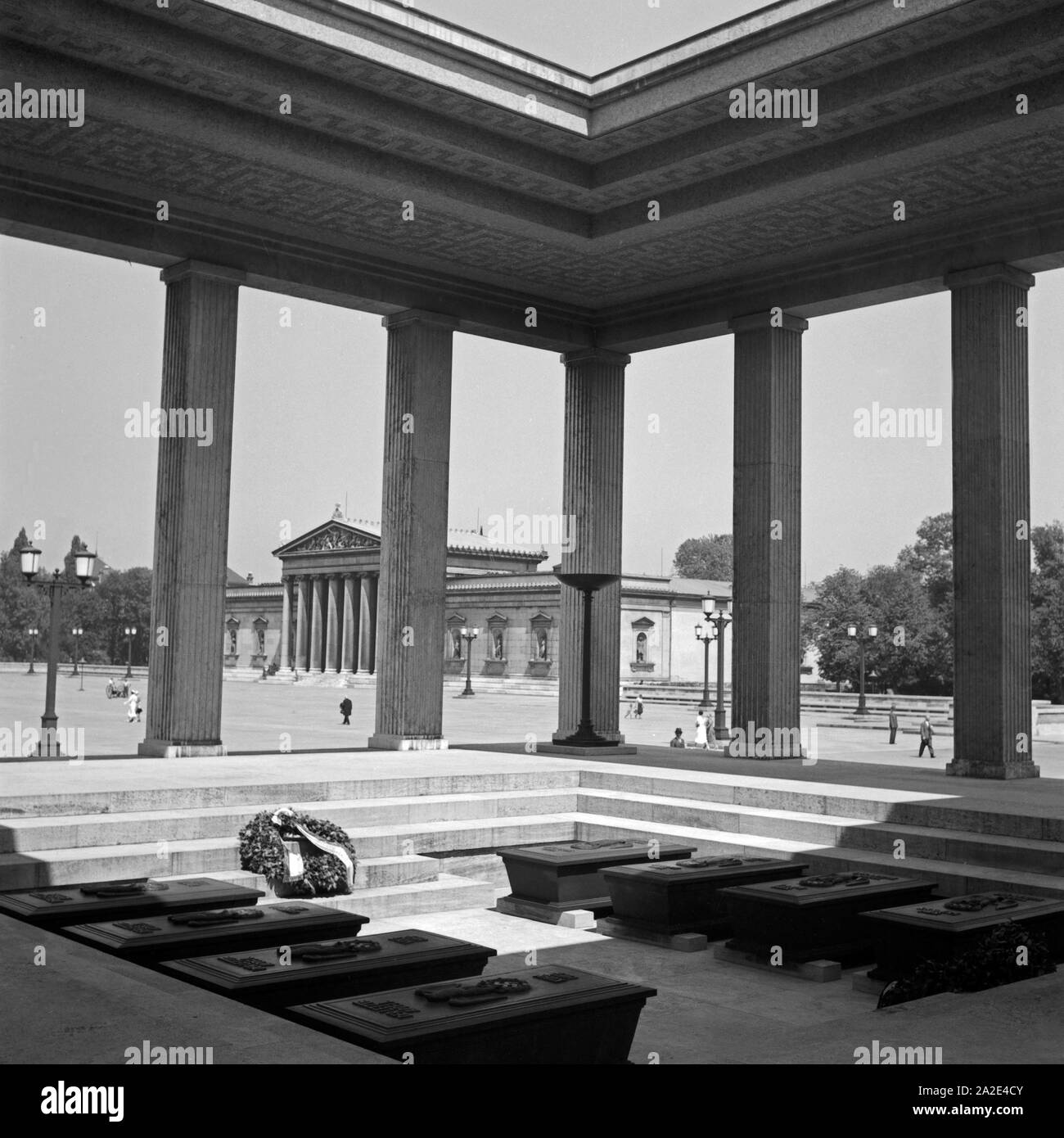 Die zwischen Karolinenplatz und Ehrenhalle de Königsplatz München, Deutschland 1930 er Jahre. Entre la place Karolinenplatz memorial nazi et Koenigsplatz square à Munich, Allemagne 1930. Banque D'Images