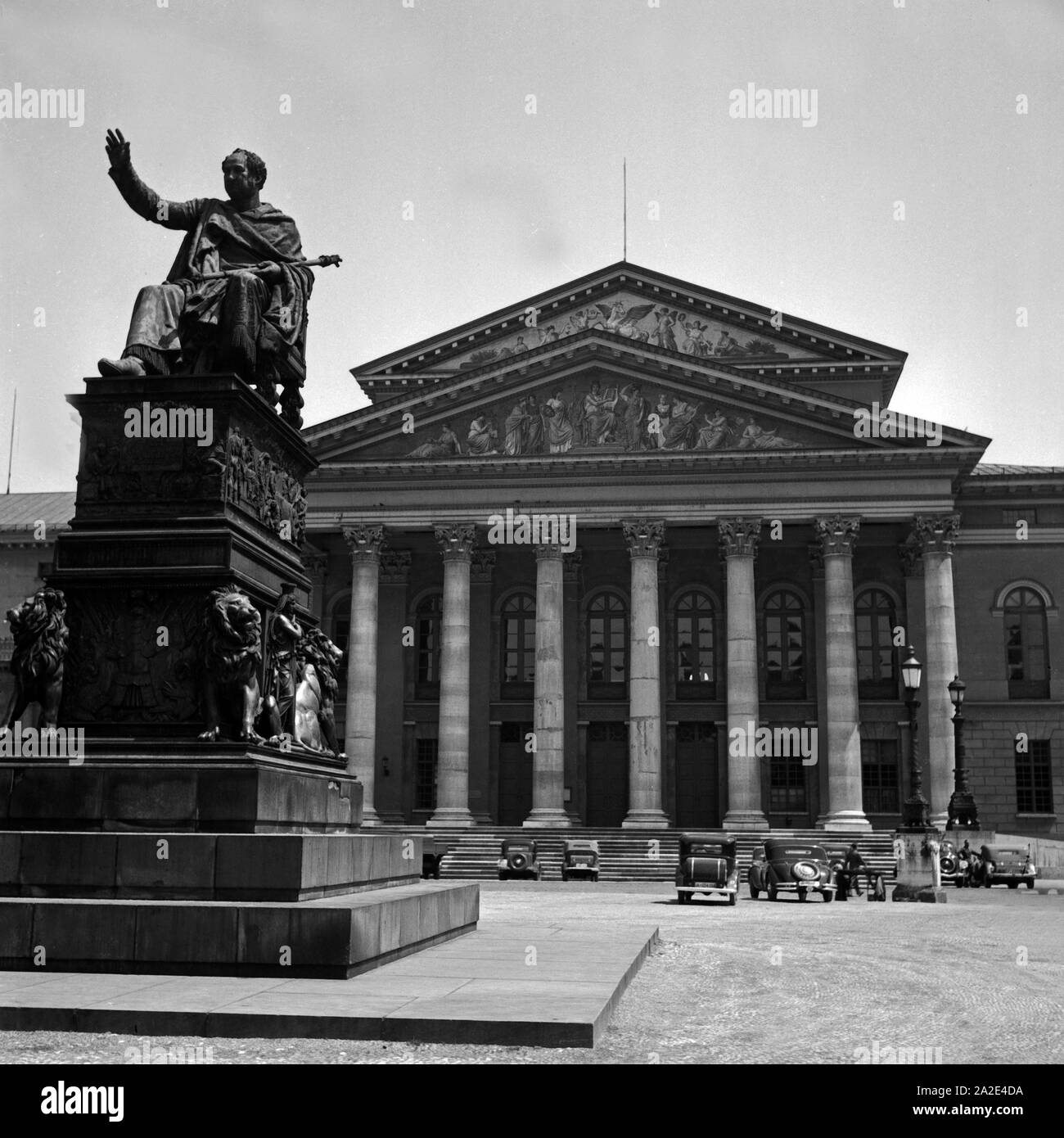 Das Am Nationaltheater Max Joseph Platz à München, Deutschland 1930er Jahre. Le théâtre national à Max Joseph square à Munich, Allemagne 1930. Banque D'Images