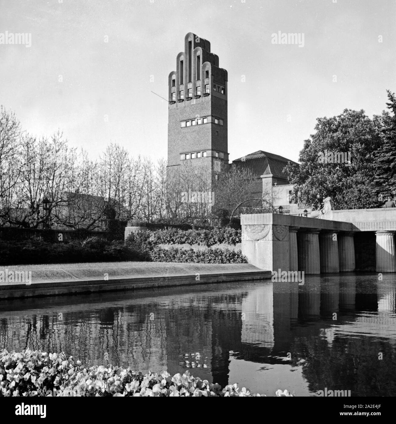 Der Hochzeitsturm auf der Mathildenhöhe de Darmstadt, Deutschland 1930 er Jahre. La tour Hochzeitsturm Mathildenhoehe à hauteurs à Darmstadt, Allemagne 1930. Banque D'Images