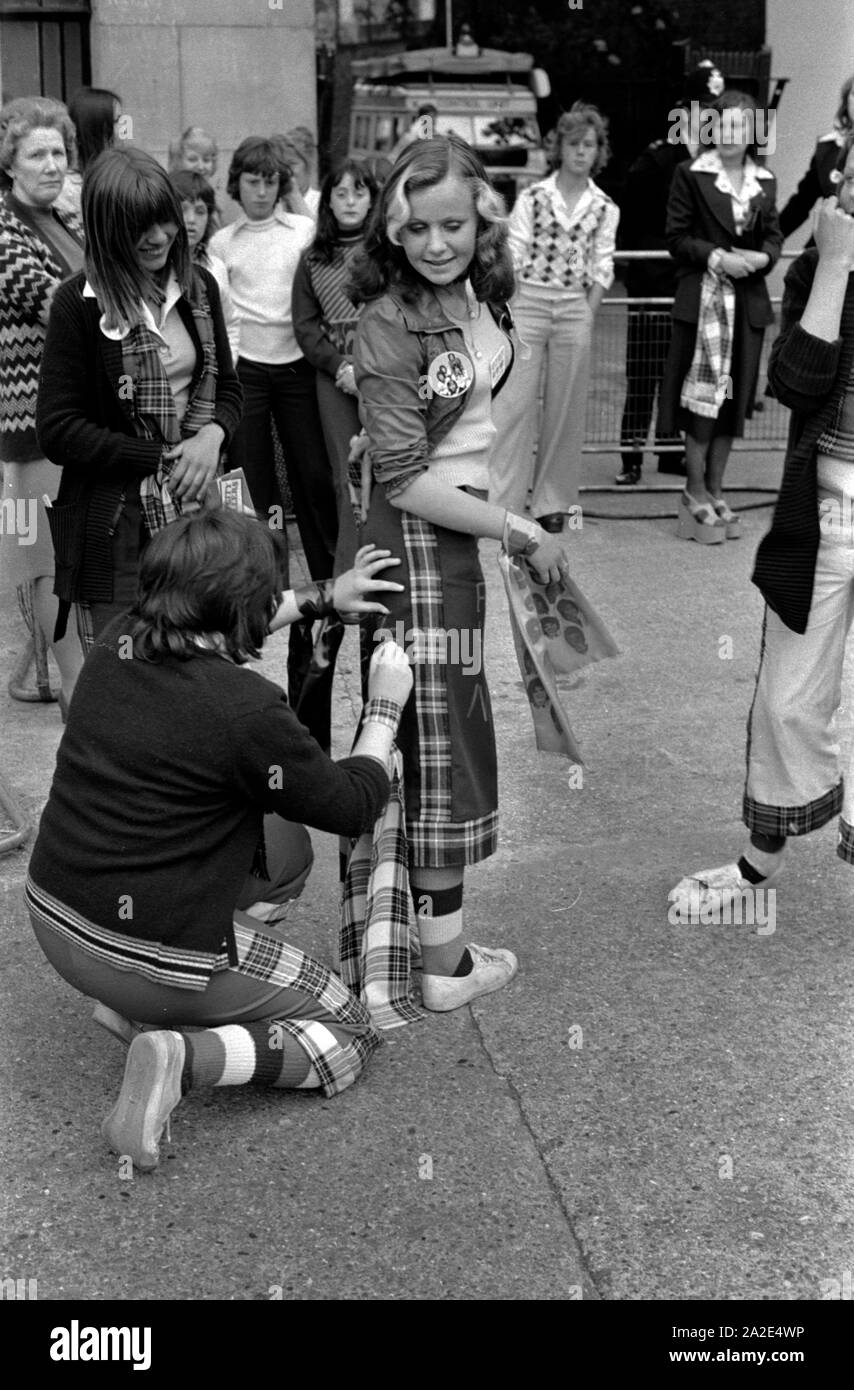 Années 1970 Grande-Bretagne adolescente Bay City Roller fans dernière minute ajustements à la mode tartan de l'époque. Concert Before Rollers au Hammersmith Odeon, West London 1975. HOMER SYKES Banque D'Images