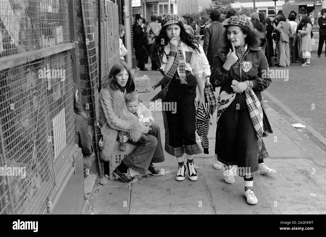1970 UK Woman Bay City Roller Fans. Boy band groupe pop concert pop congé au Hammersmith Odeon, ouest de Londres 1975. Les filles portent le Bay City Roller mode tartan 70 HOMER SYKES Banque D'Images