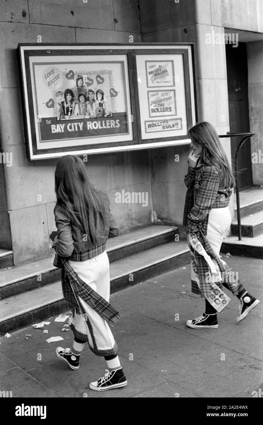 Bay City Roller fans des années 70, groupe de pop concert pop congé au Hammersmith Odeon, ouest de Londres 1975. Ils portent les Bay City Roller mode tartan HOMER SYKES Banque D'Images