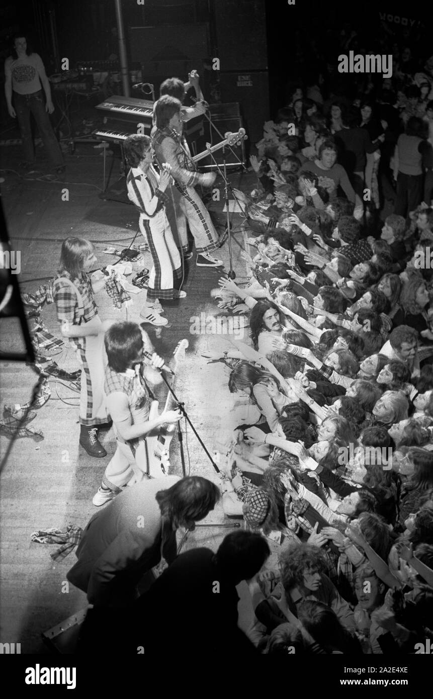 Bay City Rollers groupe pop boy band sur scène performing fans en audience Newcastle UK 1970 HOMER SYKES Banque D'Images