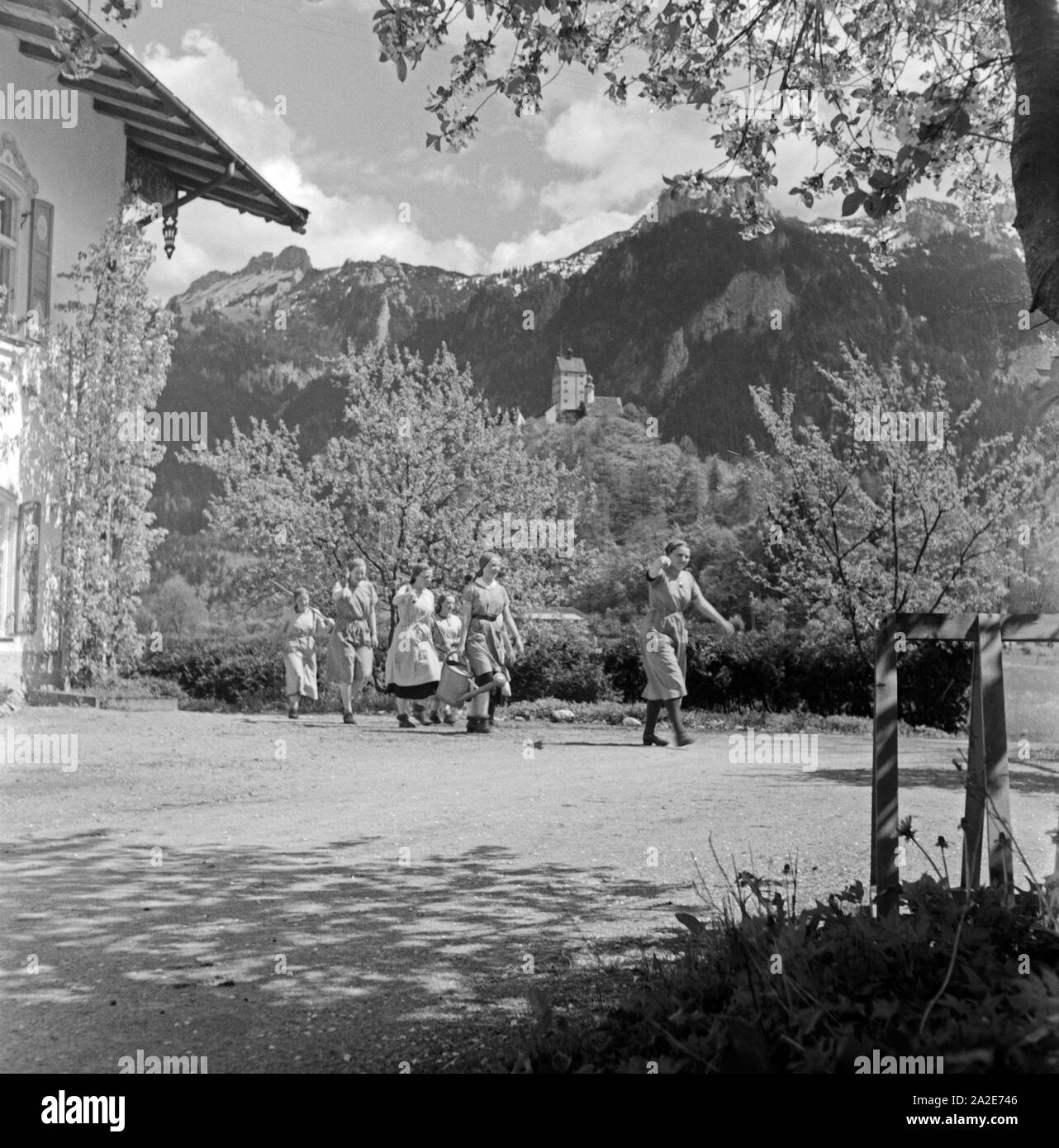 Frauen helfen auf einem Bauernhof im Rahmen des Frauenarbeitsdienstes dans Hohenaschau im Chiemgau, Deutschland 1930er Jahre. Aider les femmes à une ferme à Hohenaschau, Allemagne 1930. Banque D'Images