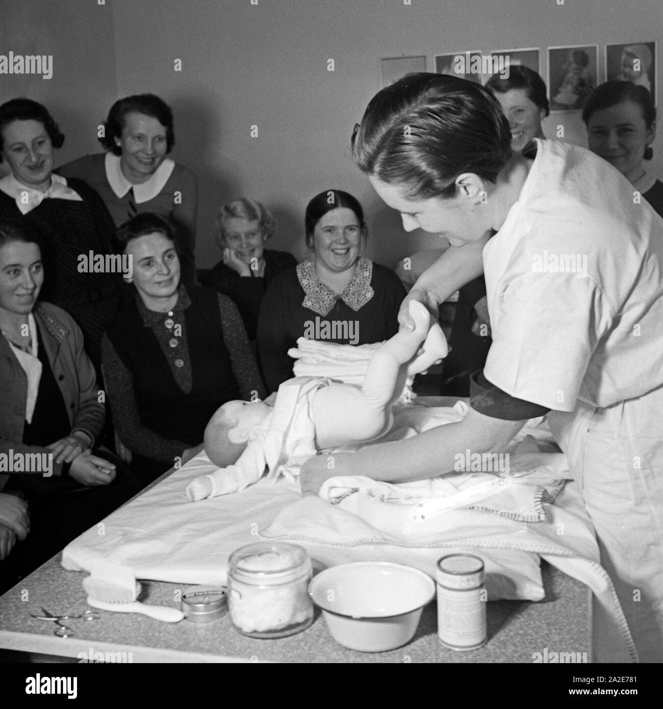 Frauen lernen Windelwechsel Mütterschulung Reichsmütterdienstes bei einer des à Essen teil, Deutschland 1930 er Jahre. Les femmes apprennent comment changer la couche du bébé à une mère de la formation Reichsmuetterdienst à Essen, Allemagne 1930. Banque D'Images