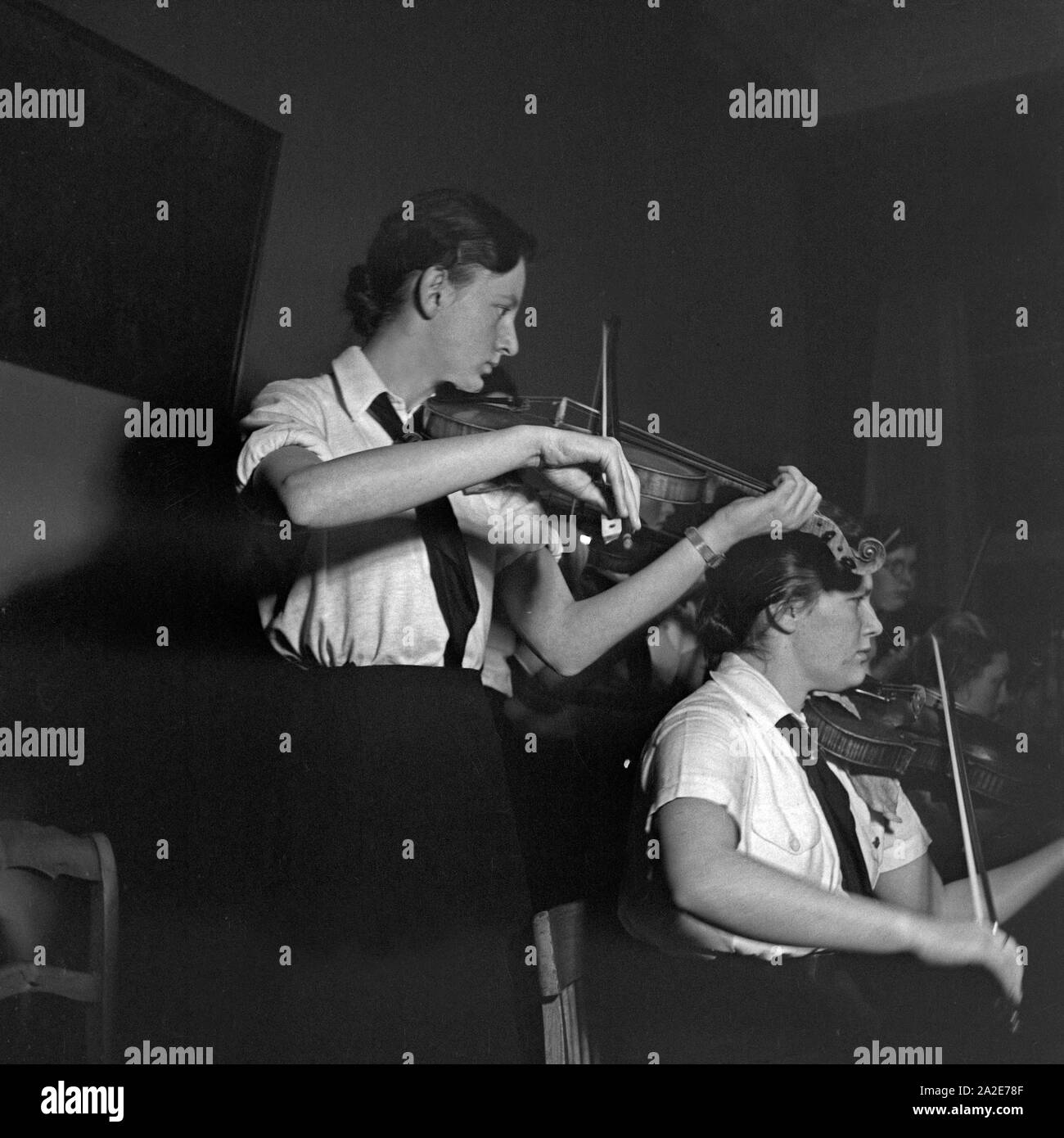 Mädchen BdM spielen Musik in einem Orchester, Deutschland 1930er Jahre. Filles BdM à jouer de la musique dans un orchestre, l'Allemagne des années 1930. Banque D'Images