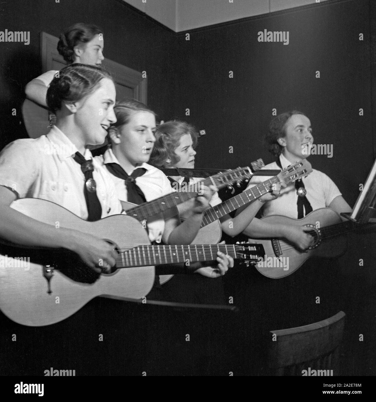 Mädchen BdM spielen Musik in einem Orchester, Deutschland 1930er Jahre. Filles BdM à jouer de la musique dans un orchestre, l'Allemagne des années 1930. Banque D'Images