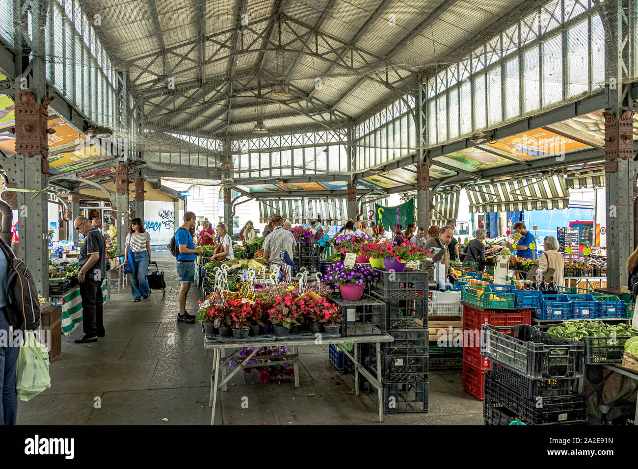 Les personnes faisant des emplettes pour des produits frais à l'intérieur de l'une des halles à Porta Palazzo, le plus grand marché alimentaire d'Europe ,Turin .Italie Banque D'Images