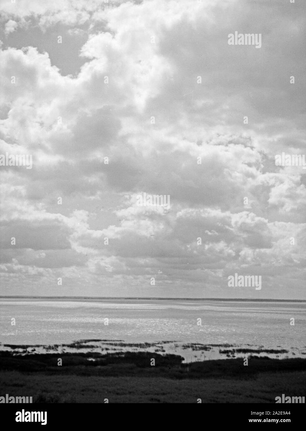 Blick von der Frischen Nehrung auf das Frische Haff dans Ostpreußen, 1930er Jahre. Vue depuis la baie de bar Frische Nehrung Lagune de la Vistule, la Prusse orientale, 1930. Banque D'Images